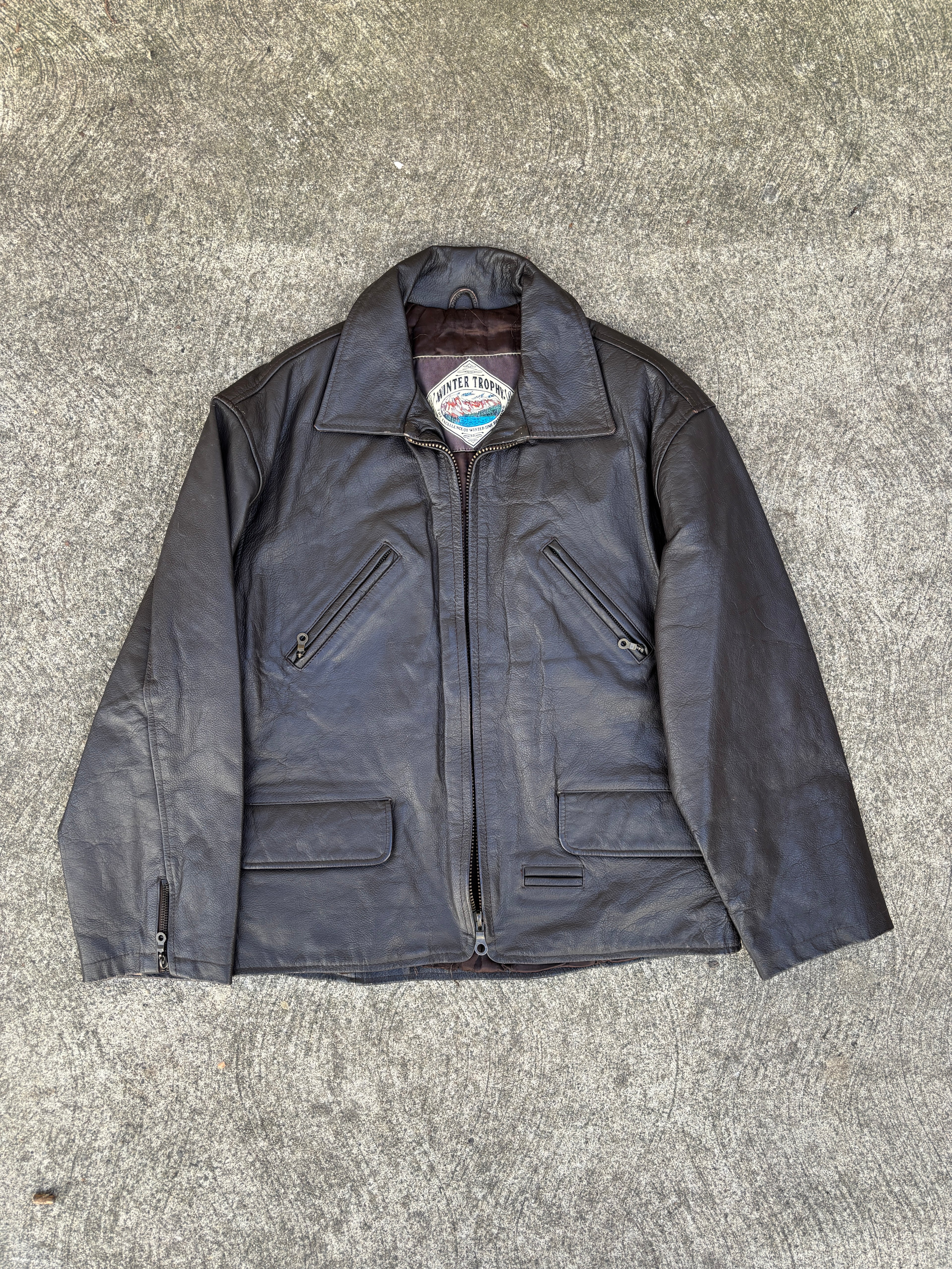 Giacca Winter Trophy in pelle marrone da uomo, bomber utility vintage anni 90 con multi tasche e fibbie (M)