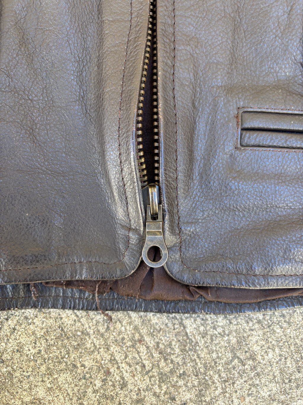 Giacca Winter Trophy in pelle marrone da uomo, bomber utility vintage anni 90 con multi tasche e fibbie (M)