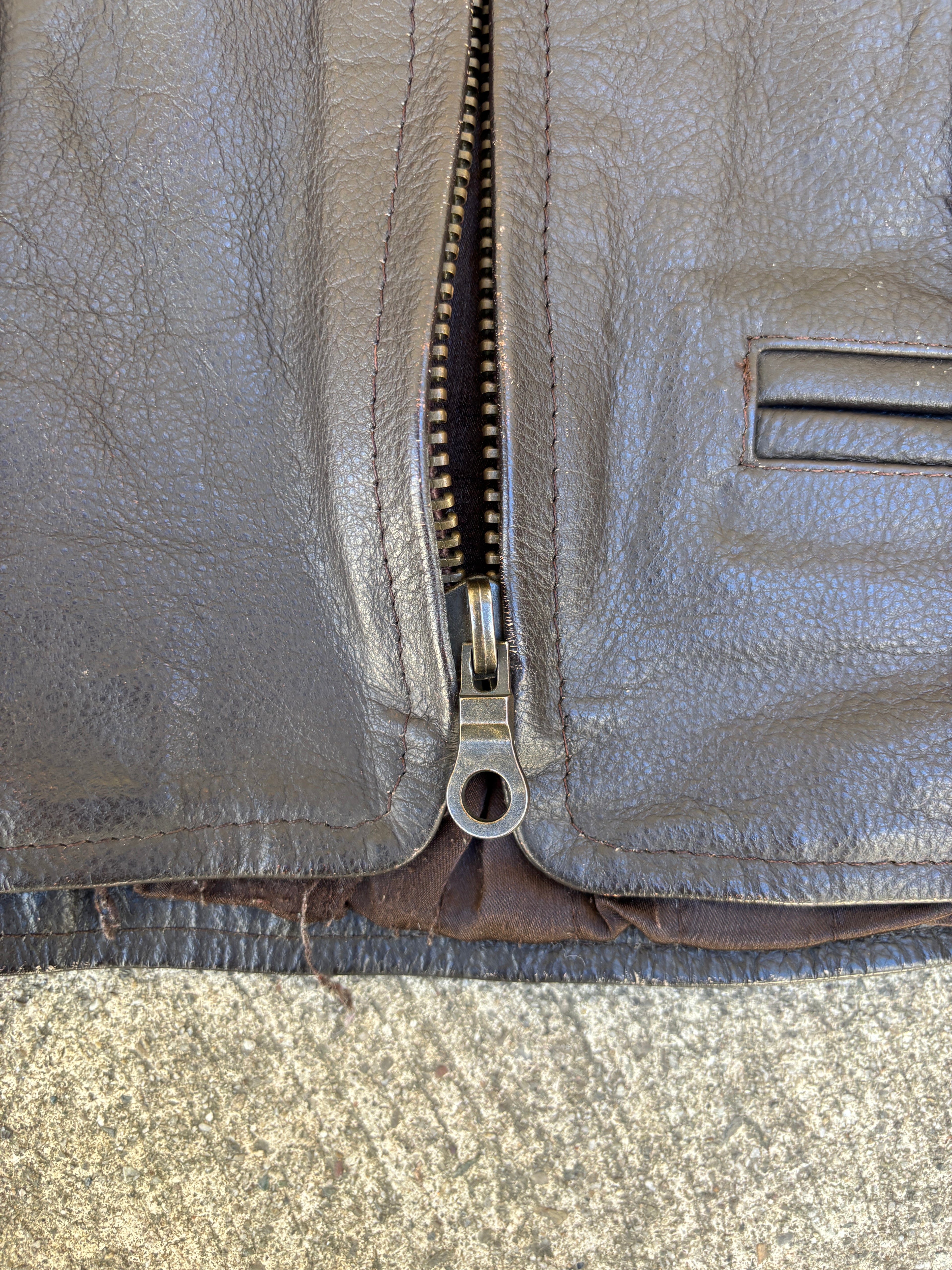 Giacca Winter Trophy in pelle marrone da uomo, bomber utility vintage anni 90 con multi tasche e fibbie (M)